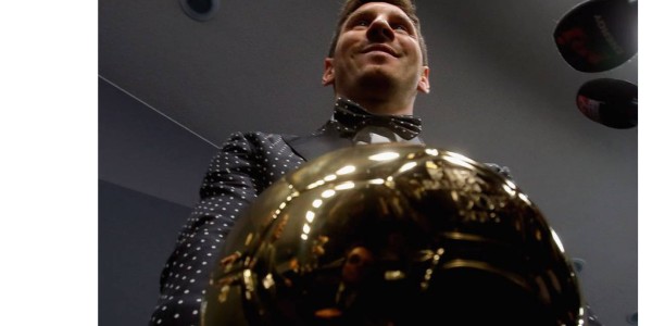 欧冠官方还在怀念梅西！晒出梅西和金球奖的合影！