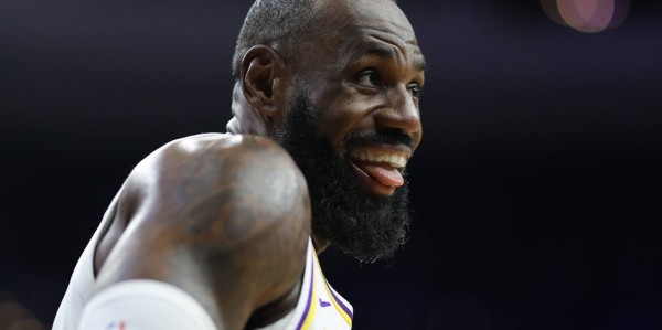 老詹满电回归重新戴起皇冠 决胜期连得10分+晚安抢断