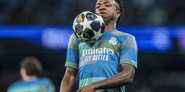 欧冠最大冤案？B席红牌引争议，球迷怒喷：裁判毁了比赛！